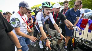 Een lijkbleke Paul Seixas na de finish op Grand Colombier.