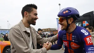Tom Dumoulin als wieleranalist in de studio van het NOS-programma De Avondetappe, terwijl hij gebarend en vol passie een analyse geeft over de koers.