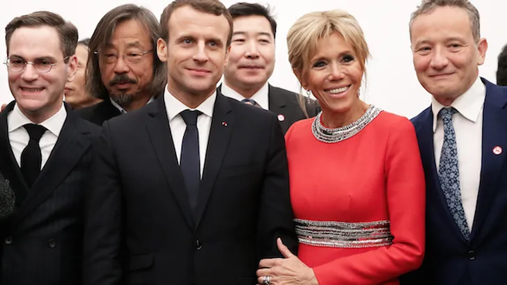 Brigitte Macron schittert in 'stunning' rode jurk