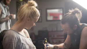 Inwoners van Manchester laten massaal een bij tatoeëren