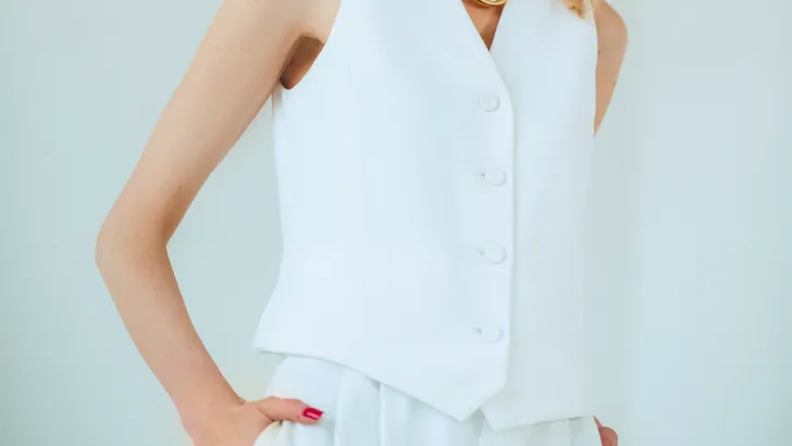 Foto van vrouw in witte gilet en witte broek. – Chique set van H&M is onmisbaar voor de zomer