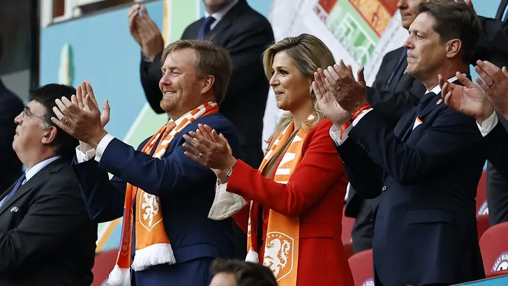 Koninklijk paar op tribune bij Nederlands Elftal