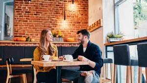 Dateleed: 'Vanuit mijn ooghoek zag ik iemand op de grond flauwvallen. Mijn date!'