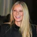Gwyneth Paltrow lachend blond en zwarte kleding