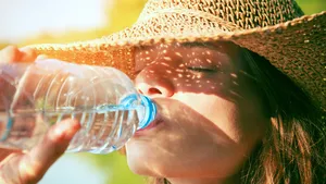 vrouw drinkt water in hitte