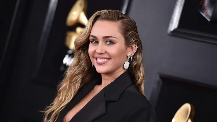 Miley Cyrus na breuk zoenend gespot met ander