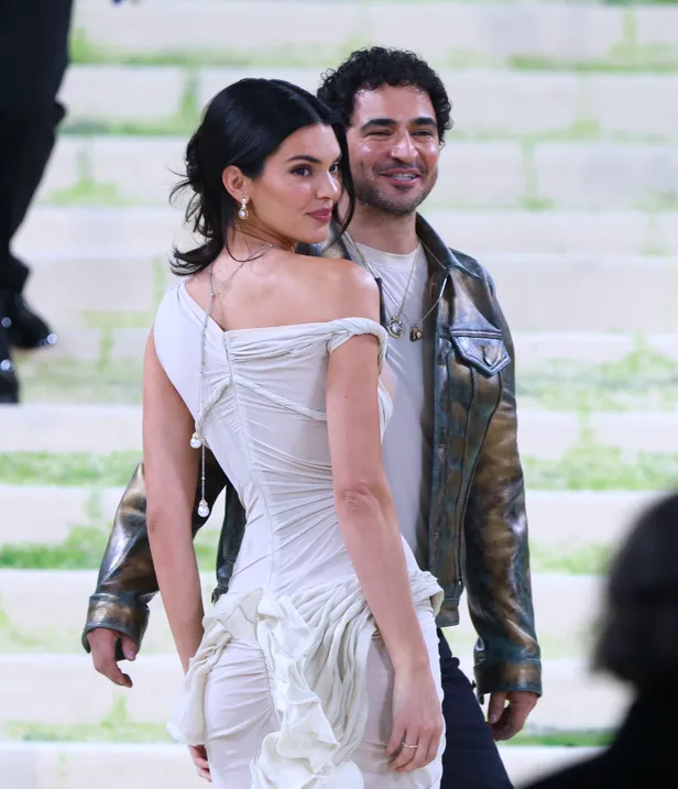 Stijlgids parels: Kendall Jenner met ontwerper Zac Posen tijdens het Met Gala 2026.