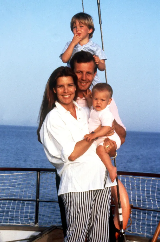Archiefbeeld van prinses Caroline van Monaco met haar tweede echtgenoot Stefano Casiraghi, met een kleine Charlotte en Andrea Casiraghi.