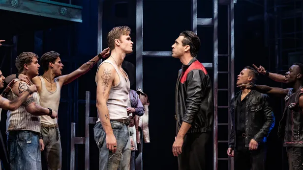 Rivalen Riff (Calvin Kromheer) en Bernardo (Joey Ferré) tegenover elkaar 