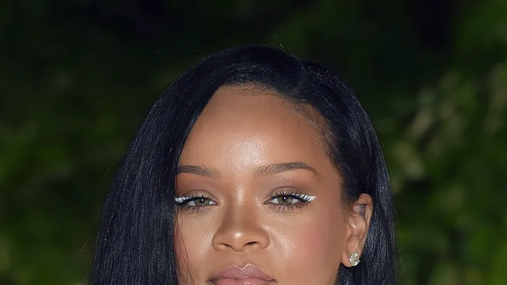 Op deze manier beïnvloedt Rihanna plastische chirurgie
