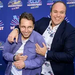 Frans Bauer viert grote stap oudste zoon Chris – Foto van Chris Bauer en Frans Bauer bij het Tros Muziekfeest in Goes, juni 2024.