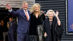 Koningin Máxima en prinses Beatrix halen alles uit de kast voor het Koningsdagconcert in Dokkum. De een met een glitterbroek, de ander met een iconisch kapsel.
