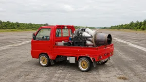 Bizar: deze man monteert een Koude Oorlog straalmotor achterin een piepkleine Japanse pick-up