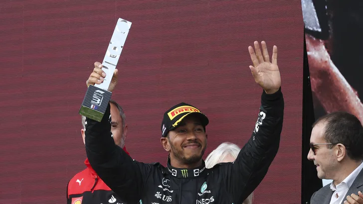 Hamilton kan het niet laten: 'Gevecht met Leclerc in Copse was beter dan vorig jaar'