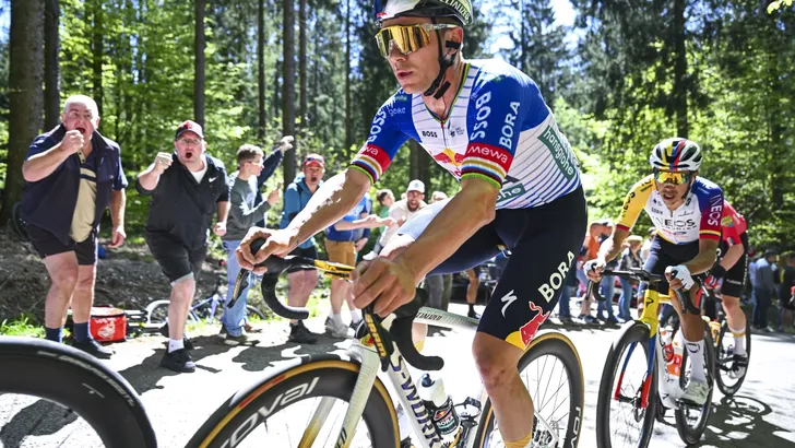 Remco Evenepoel zat vroeg in Luik-Bastenaken-Luik in een kopgroep van 53 man. Wat een ideale situatie leek, ontplofte in zijn eigen handen. Het was volgens Dries De Bondt een sleutelpunt in de koers.