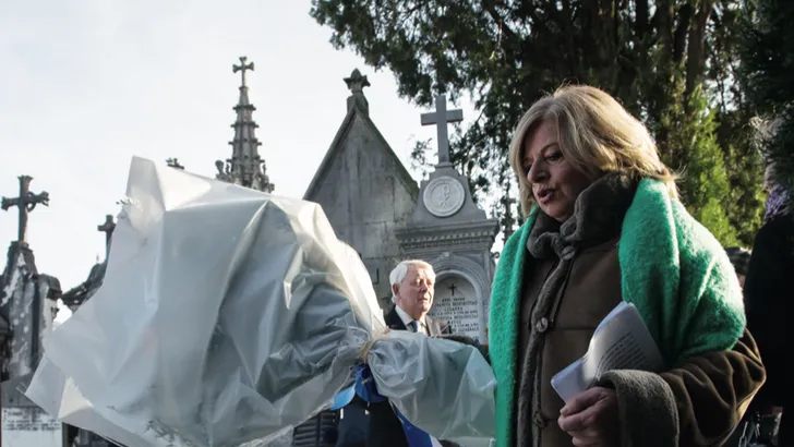 Covite-voorzitter Consuelo Ordóñez legt bloemen bij het graf van haar door de ETA ver- moorde broer Gregorio