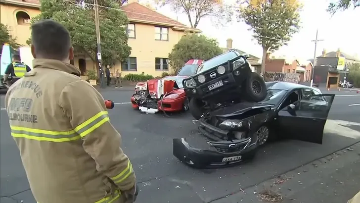 Ferrari-rijder veroorzaakt ravage in Melbourne (video)