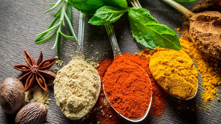 Natuurlijke vetverbranders die je gewoon aan je eten of drinken kunt toevoegen