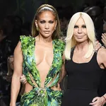 Hoe Donatella Versace de wereld veranderde. – Foto van Jennifer Lopez en Donatella Versace op de catwalk, september 2019.