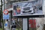 Extinction Rebellion bekladt reclameposters Toyota en BMW 