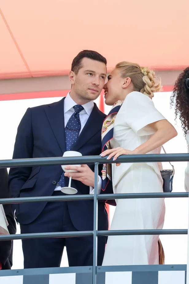Royal uitvreters: prinses Maria Carolina van Bourbon-Twee Siciliën met Jordan Bardella bij de Grand Prix van Monaco in 2026.