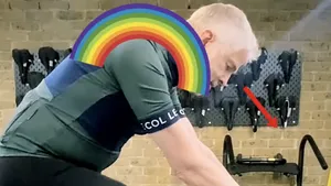 Zijaanzicht van een mannelijke wielrenner met helm op een racefiets waarbij een grafische rode lijn de bolle rug, ook wel regenboogrug genoemd, accentueert.
