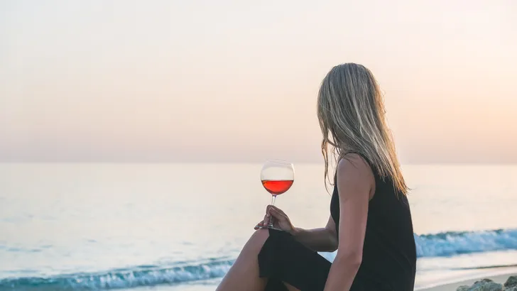 Hier krijg je betaald om te reizen en wijn te drinken