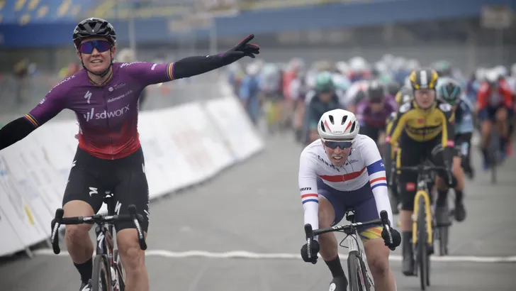 Jolien D'hoore wint eerste etappe Healthy Ageing Tour, harde val Wiebes