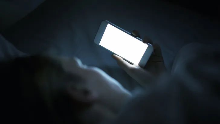 Je telefoon checken voor het slapen is schadelijk voor gezondheid