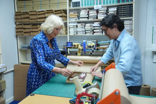 Koningin Camilla tijdens haar bezoek aan Heywood Hill boekenwinkel 2026. 