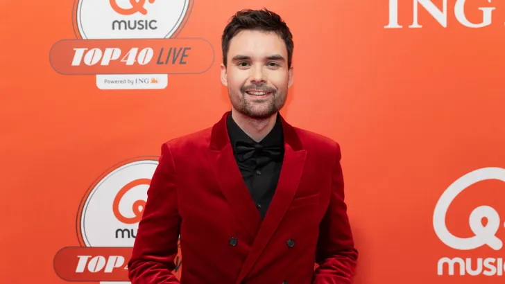 Domien Verschuuren op de rode loper bij de Qmusic Top 40 Live. – Domien Verschuuren vader geworden.