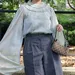 Stijlvolle vrouw in oversized blouse.
