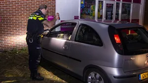 Dronken taxichauffeur in Eindhoven vervoert acht passagiers waarvan drie in de kofferbak