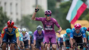 Paul Magnier juicht in de paarse trui bij winst in de derde etappe van de Giro.