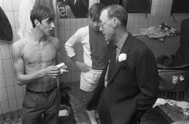 Prins Bernhard maakt een praatje met Johan Cruijff bij de wedstrijd Ajax – Neurenberg in 1968.