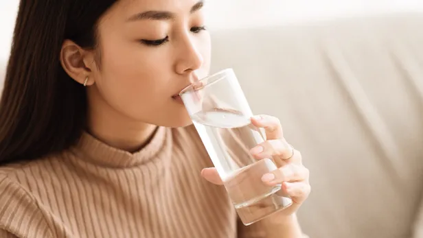 TikTokkers zweren bij het drinken van warm water