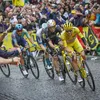 🎥 Zonneveld en TV-kijkers op Twitter lyrisch over laatste rit Tour met Montmartre, heerlijke beelden met feestende Démare! 'Beste beslissing ooit, elk jaar doen dit!' | Wieler Revue