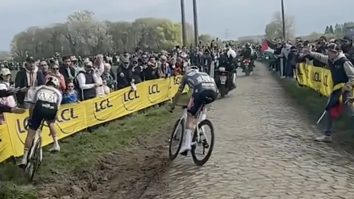 tadej pogacar en mathieu van der poel in parijs-roubaix op moment van de val