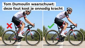 Een wielrenner wiens foute fietshouding met een te hoog zadel en stuur wordt gecorrigeerd naar de juiste positie, gebaseerd op het advies van Tom Dumoulin.