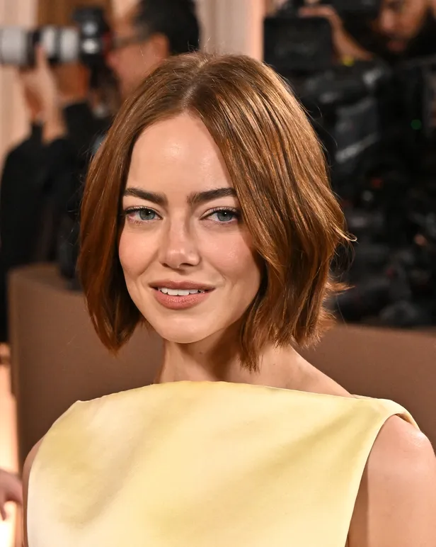 Emma Stone met een kort kapsel volgens de trends van 2026.