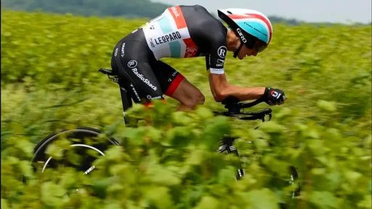Rukwind sleurt A. Schleck van zijn racefiets