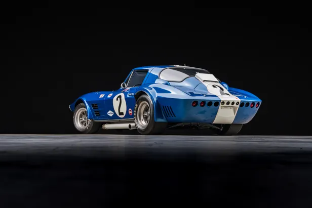 Achterkant van de Corvette Grand Sport met een rij ronde koelopeningen in het blauw-witte paneel.
