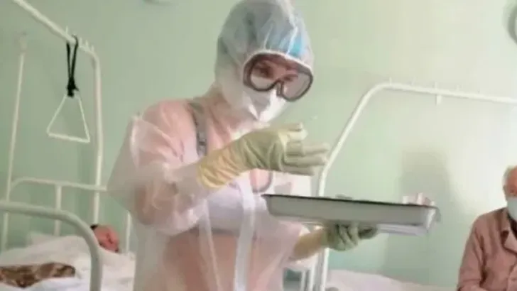 Verpleegster op de vingers getikt voor dragen bikini onder coronapak