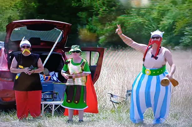Toeschouwers verkleed als de stripfiguren Asterix en Obelix langs de route van de Tour de France.