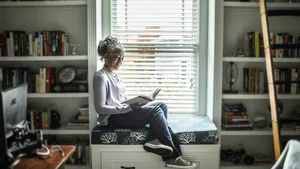 vrouw lezen boek