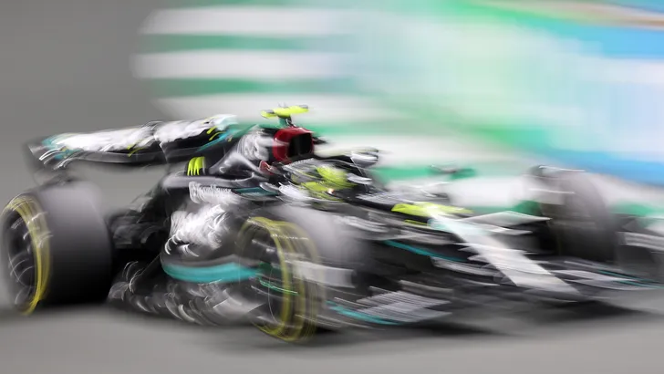 Hamilton verklaart moeilijkheden met Mercedes: 'Zitpositie te ver naar voren'