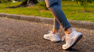 Hoge bloeddruk verlagen? Op dít tijdstip heeft je wandeling het meeste effect