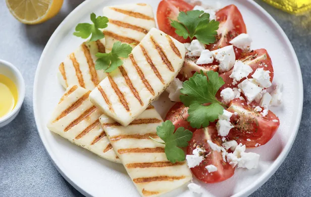 Gegrilde halloumi met een salade