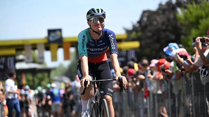 Olav Kooij zat in geweldige positie in de elfde etappe van de Tour de France, maar in een split second besloot hij niet mee te gaan in het wiel van zijn lead-out. Het bleek de verkeerde beslissing.