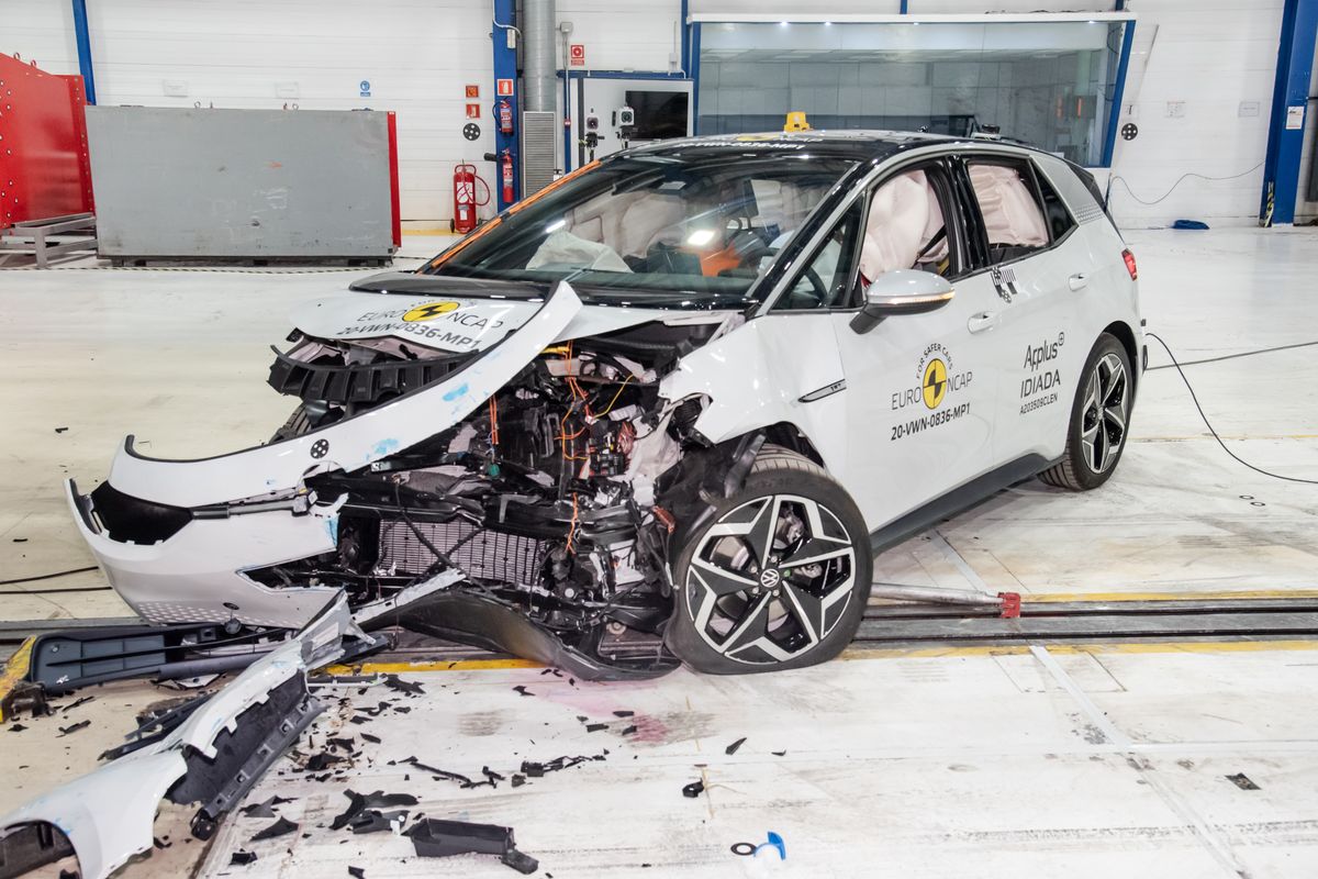 Ziggo-bus rijdt Volkswagen ID.3 total loss in Limburg